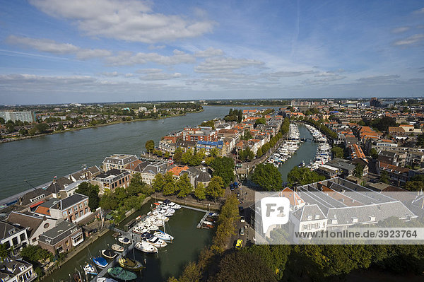 Blick auf Stadt und Maas  Dordrecht  Südholland  Holland  Niederlande  Europa