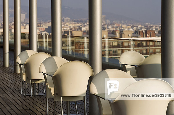 Moderne Stühle auf Dachterrasse  Barcelona  Katalanien  Spanien  Europa