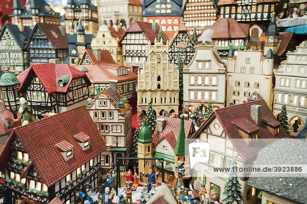Spielzeughäuser  Weihnachtsschmuck  Christkindlesmarkt  Nürnberg  Franken  Bayern  Deutschland  Europa