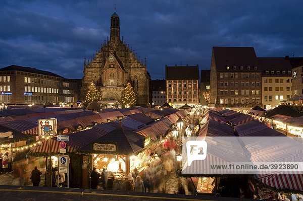 Christmas Market  Church of Our Lady  Hauptmarkt square  historic town  Nuremberg  Middle Franconia  Franconia  Bavaria  Germany  Europe