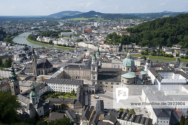 Blick von der Festung auf Altstadt und Dom von Salzburg  Österreich  Europa