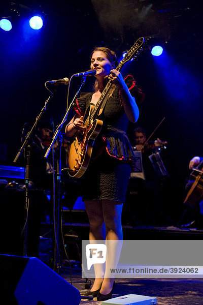 Die Schweizer Singer-Songwriterin Priska Zemp alias Heidi Happy live in der Schüür  Luzern  Schweiz