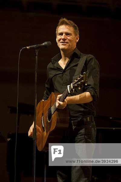 Der kanadische Singer und Songwriter Bryan Adams live im Konzertsaal des KKL in Luzern  Schweiz