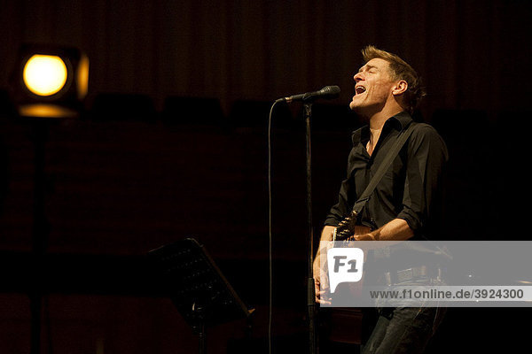 Der kanadische Singer und Songwriter Bryan Adams live im Konzertsaal des KKL in Luzern  Schweiz