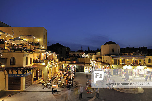 Restaurant und Brunnen auf der Platia Ippokratou  Rhodos Stadt  Rhodos  Griechenland  Europa