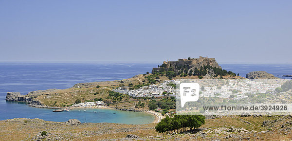 Blick zur Stadt mit Burgberg der Johanniter und Akropolis  Lindos  Rhodos  Griechenland  Europa