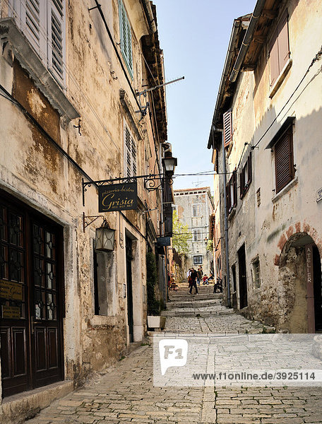 Gasse in der Altstadt von Rovinj  Kroatien  Europa