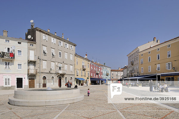 Hauptplatz der Stadt Cres  Kroatien  Europa