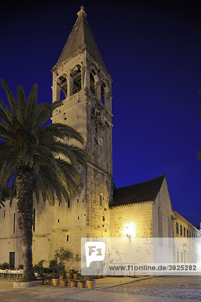 Kloster Sveti Dominik bei Nacht  Trogir  Kroatien  Europa