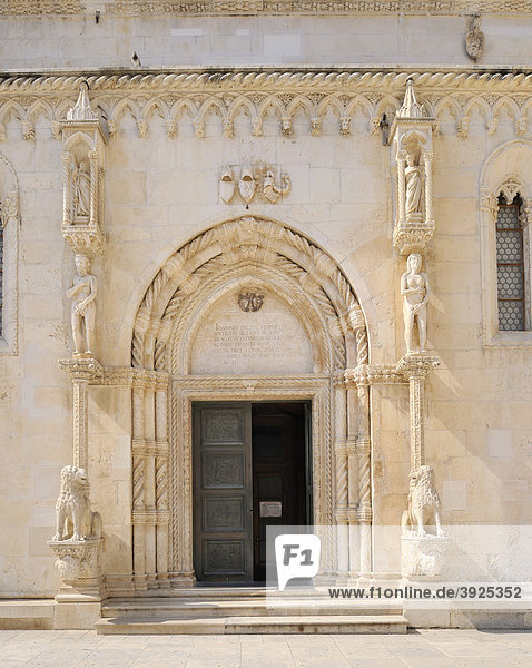 Romanisches Portal der Kathedrale Sveti Jakov in Sibenik  Kroatien  Europa