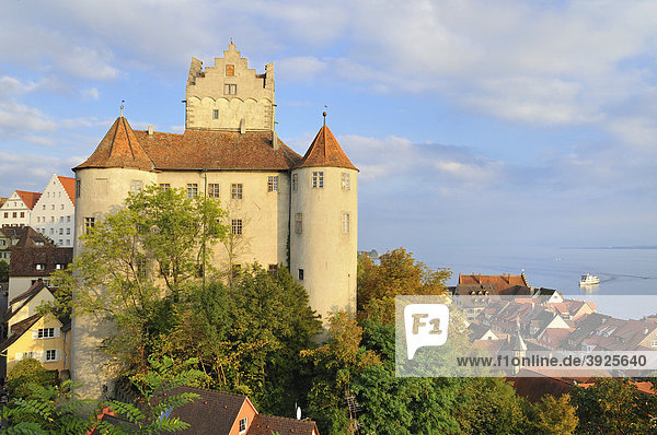 Blick auf Burg und Stadt Meersburg  altes Schloss  Bodensee  Baden-Württemberg  Deutschland  Europa