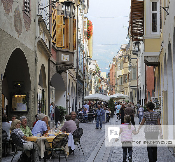 Laubengasse in der Altstadt von Meran  Südtirol  Italien  Europa
