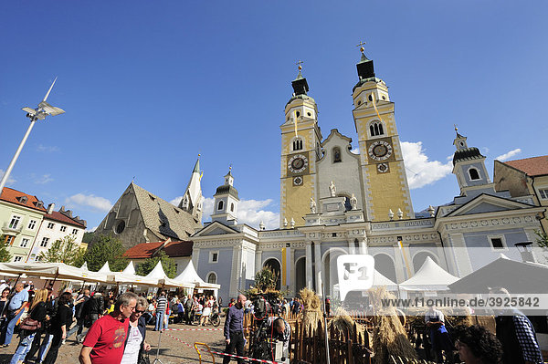 Dom von Brixen und Brot und Strudelmarkt auf dem Domplatz  Trentino  Südtirol  Italien  Europa