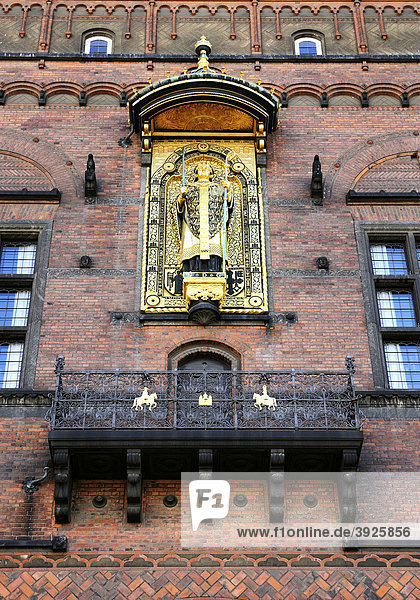 Rathaus mit der Statue von Bischof Absalon  Kopenhagen  Dänemark  Skandinavien  Nordeuropa  Europa
