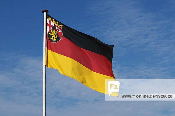 Wehende Flagge  Deutschland Fahne mit Rheinland-Pfalz Wappen
