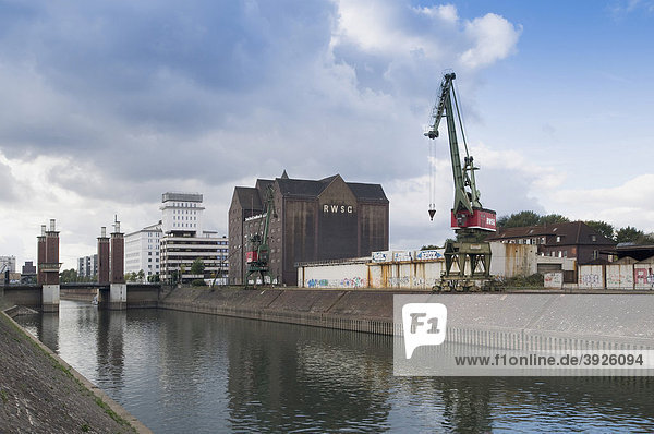 Blick auf Schwanentor  Innenhafen Duisburg  vorne historischer Kran der RSWG  Nordrhein-Westfalen  Deutschland  Europa
