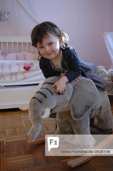 Kleines Mädchen auf Schaukel-Elefant