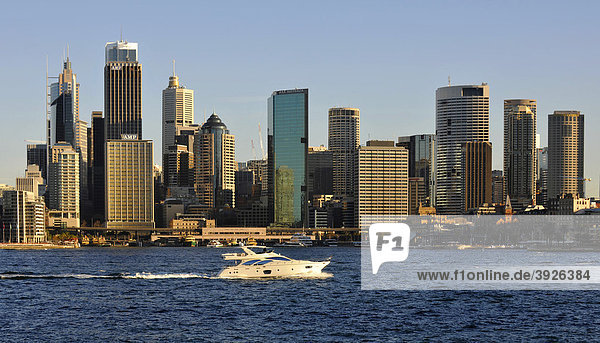 Blick auf Sydney Cove  Yacht vor Circular Quay  Hafen  Sydney Skyline  Central Business District  Sydney  New South Wales  Australien