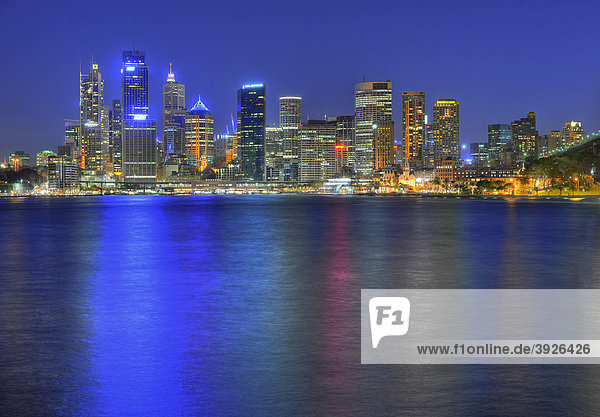 Blick auf Sydney Cove  Circular Quay  Hafen  Sydney Skyline  Central Business District  Nachtaufnahme  Sydney  New South Wales  Australien