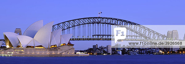 Panoramaaufnahme Sydney Opera House Opernhaus Sydney Harbour Bridge vor Sonnenaufgang Nachtaufnahme Sydney New South Wales Australien