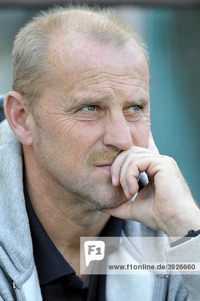 Trainer Thomas SCHAAF  Werder Bremen  skeptisch  mürrisch