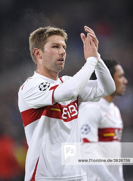 Thomas HITZLSPERGER  VfB Stuttgart  klatscht in Hände und bedankt sich bei Publikum