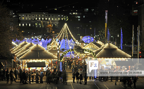 Nachtaufnahme Weihnachtsmarkt  Schlossplatz  Stuttgart  Baden-Württemberg  Deutschland  Europa