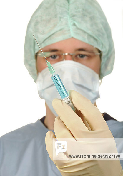 Chirurg in keimfreier Arbeitskleidung mit Spritze