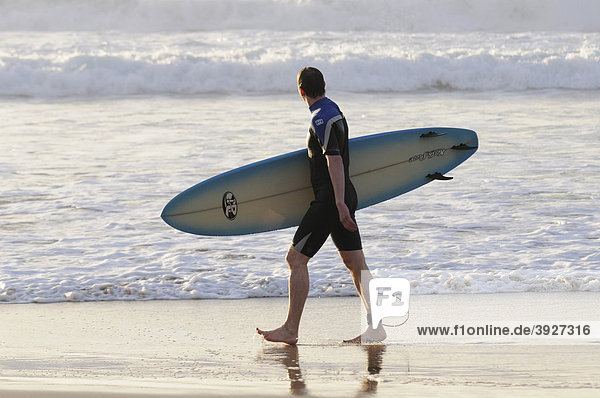 Surfer am Strand von El Cotillo  Fuerteventura  Kanarische Inseln  Kanaren  Spanien  Europa