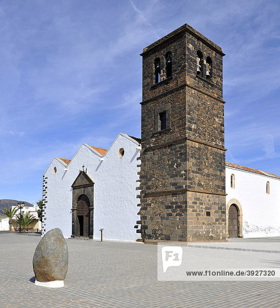 Schwarzer vierstöckiger Glockenturm  Pfarrkirche Nuestra Senora de la Candelaria  La Oliva  Fuerteventura  Kanarische Inseln  Kanaren  Spanien  Europa