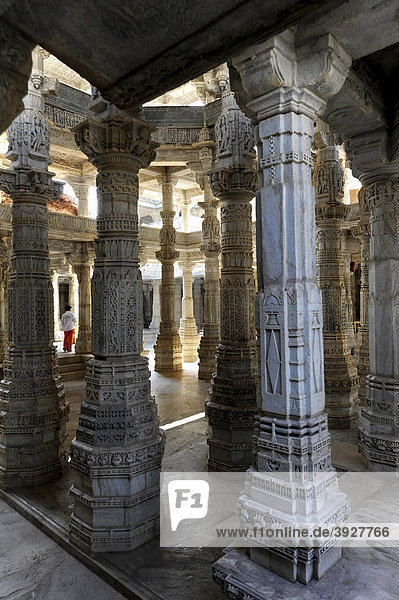 Seth Anandji Kalayanji Pedhi  Tempelanlage der Jains  Adinatha-Tempel  Säulenhalle  Ranakpur  Rajasthan  Nordindien  Indien  Südasien  Asien