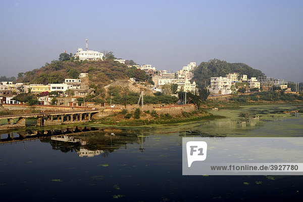 Blick auf den Swaroop Sagar See  Kumharia Talab  in Udaipur  Rajasthan  Nordindien  Indien  Südasien  Asien