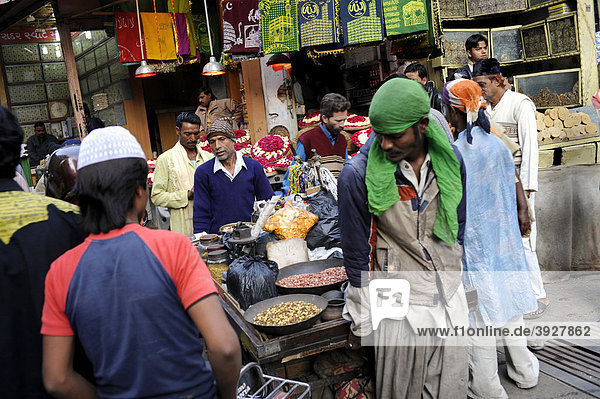 Straßenszene in der Altstadt von Ajmer  Rajasthan  Nordindien  Indien  Südasien  Asien