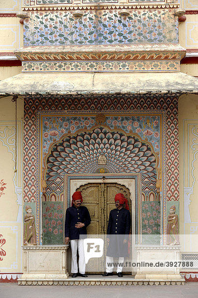 Palastwachen im Stadtpalast  Jaipur  Rajasthan  Nordindien  Indien  Südasien  Asien