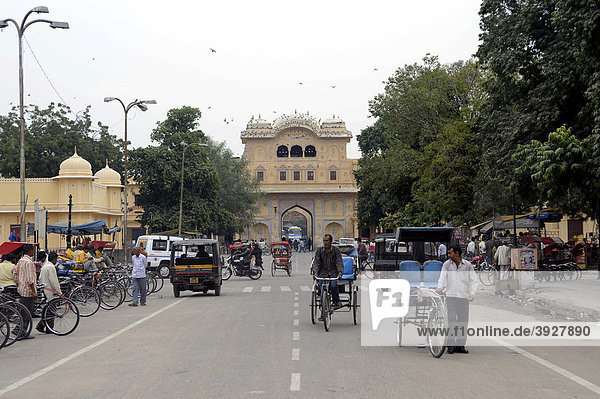 Fahrradrikschas vor Stadttor  Jaipur  Rajasthan  Nordindien  Indien  Südasien  Asien