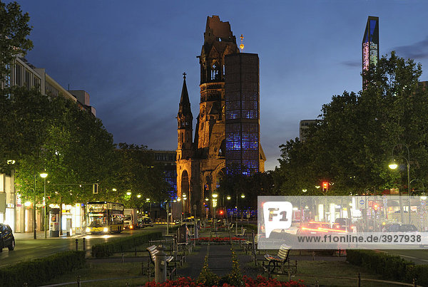 Kaiser-Wilhelm-Gedächtniskirche bei Nacht mit Tauentzienstraße und Blick auf Kurfürstendamm  Berlin  Deutschland  Europa