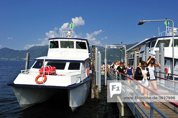 Fährhafen am Lago Maggiore  Luino  Lombardei  Oberitalien  Italien  Europa
