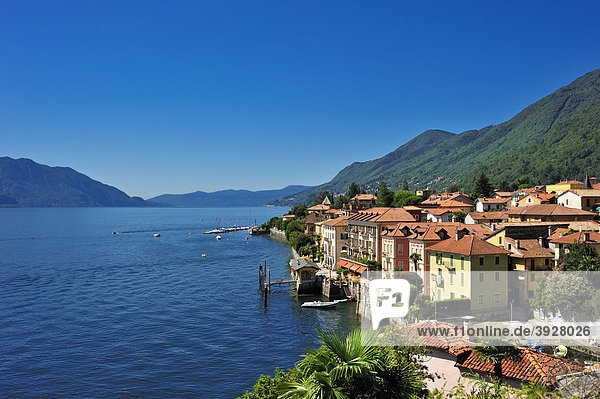 Ortsbild mit Lago Maggiore  Cannero Riviera  Piemont  Italien  Europa