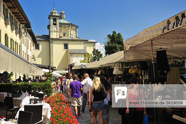 Uferpromenade mit Wochenmarkt und Wallfahrtskirche Santa Pieta  Lago Maggiore  Cannobio  Piemont  Italien  Europa