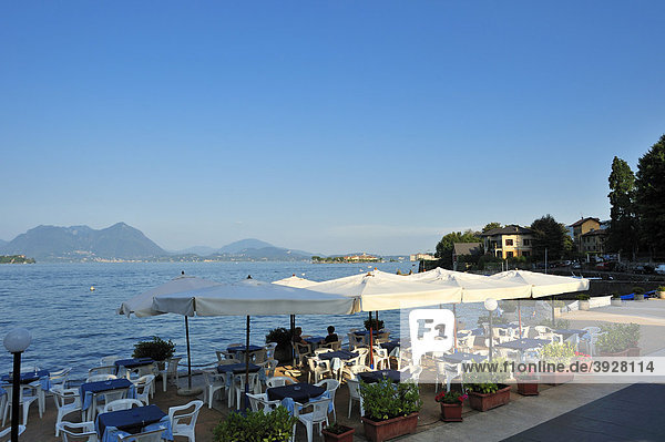 Uferpromenade Straßenrestaurant mit Borromäische Inseln Isola Bella und Isola dei Pescatori  Baveno  Lago Maggiore  Piemont  Italien  Europa