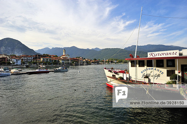 Ortsbild mit Schaufelraddampfer als Schiffsrestaurant  Feriolo  Lago Maggiore  Piemont  Italien  Europa