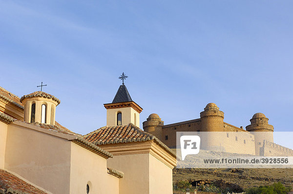 Kirche Nuestra SeÒora de la Anunciacion und La Calahorra Renaissance-Schloss im Dorf La Calahorra der Provinz Granada  Andalusien  Spanien  Europa