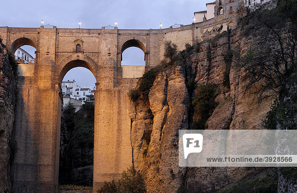 Puente Nuevo  neue Brücke  über die Tajo-Schlucht bei Nacht  Ronda  Provinz Malaga  Andalusien  Spanien  Europa