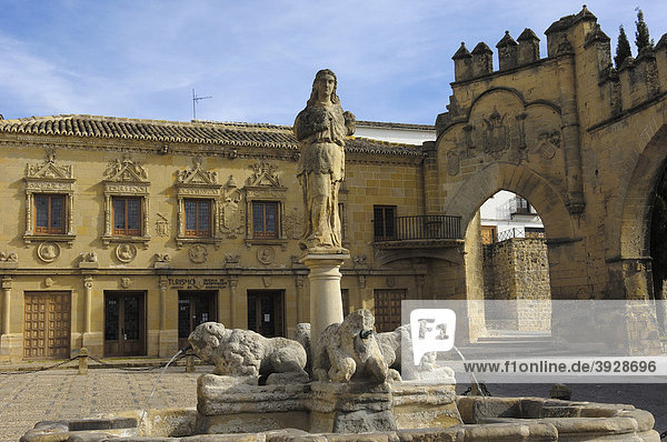 Löwenbrunnen und Jaen Stadttor am Plaza del Populo Platz  Baeza  Jaen Provinz  Andalusien  Spanien  Europa
