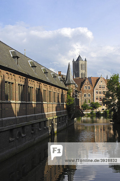 Gebäude und Wasserspiegelungen am Leie Fluß  Gent  Flandern  Belgien  Europa