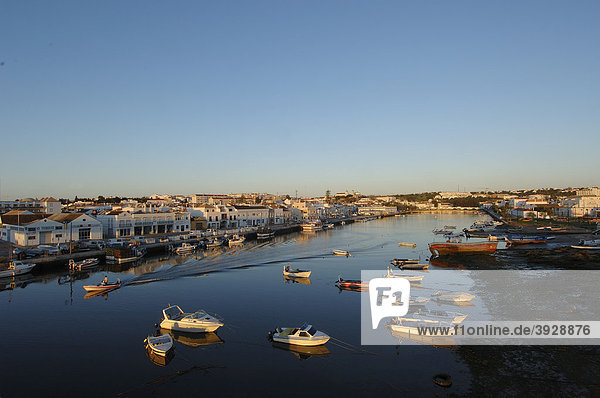 Gilao Fluss  Fischerboote  Tavira  Algarve  Portugal  Europa