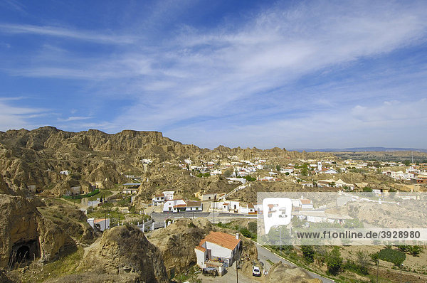 Höhlenwohnungen im Höhlenviertel Troglodytes in der Altstadt Santiago  Guadix  Marquesado Region  Provinz Granada  Andalusien  Spanien  Europa