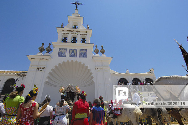 Pilger im El RocÌo Dorf RomerÌa Wallfahrt nach El RocÌo Almonte Provinz Huelva Andalusien Spanien Europa