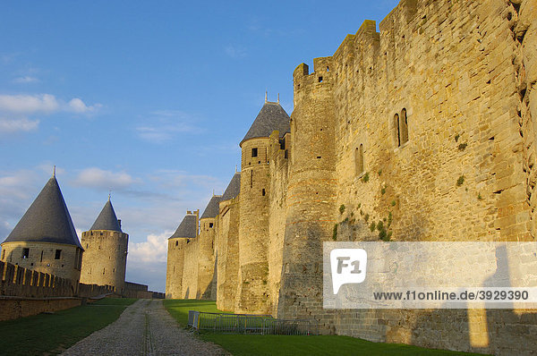 La CitÈ  mittelalterliche Festungsstadt Carcassonne in der Dämmerung  Aude  Languedoc-Roussillon  Frankreich  Europa