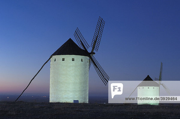 Windmühlen bei Sonnenuntergang  Campo de Criptana  Provinz Ciudad Real  Ruta de Don Quijote  Castilla-La Mancha  Spanien  Europa